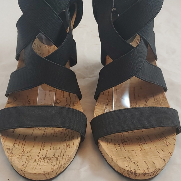 BCBGENERATION Bevlea Wedge Sandaks - Picture 3 of 10